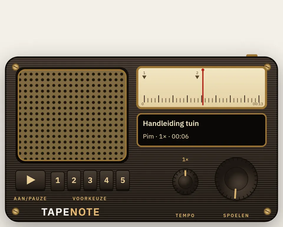 De TapeNote-radio met een luidspreker, een afstemschaal met hoofdstukken, een display met de naam van het item en knoppen voor afspelen, voorkeuze, tempo en spoelen.